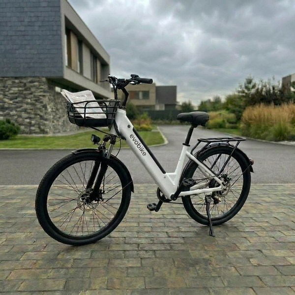 EVOBIKE Vivo N1 2026 &mdash; городской электровелосипед 600W, батарея 48V 13Ah, 26", LED-дисплей, корзина, белый N1 фото