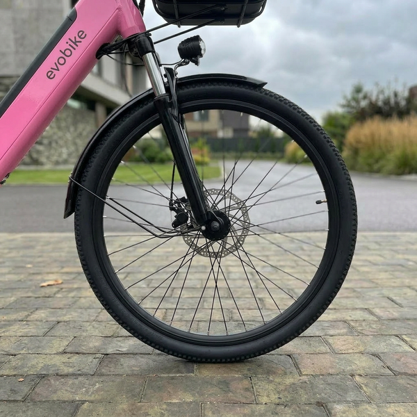 EVOBIKE Vivo N1 2026 &mdash; городской электровелосипед 600W, батарея 48V 13Ah, 26", LED-дисплей, корзина, розовый N4 фото